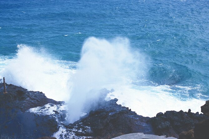 Oahu Deluxe Grand Circle Island Tour - North Shore by Coach: Surf Culture at Waimea Bay and the Haleiwa Time Block