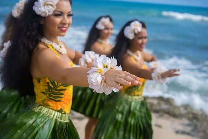 Oahu: Germaine's Luau - The Polynesian show: Dancing, costumes, and crowd energy