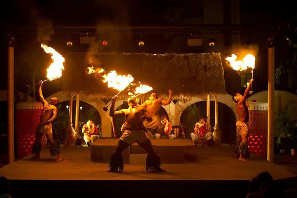 Oahu: Hilton Waikiki Starlight Luau - The welcome: Mai Tai plus drinks that change by seating