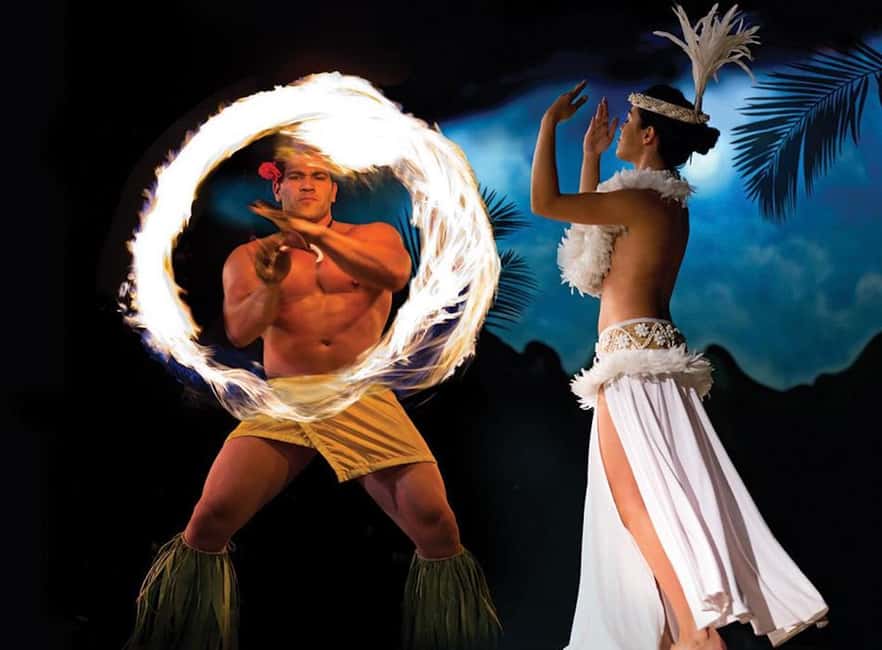 Oahu: Hilton Waikiki Starlight Luau - Fireworks at Duke Kahanamoku Beach: the finale