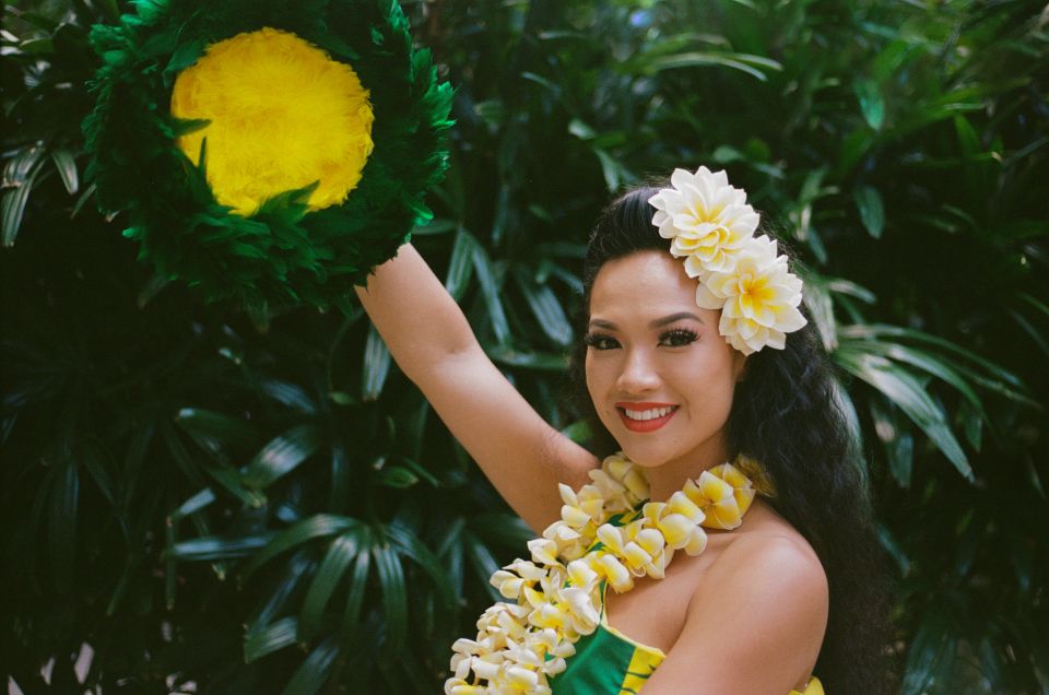 Oahu: Pa'ina Luau Waikiki at Waikiki Beach Marriott Resort - Lei greeting, music, and the pre-show flow (tattoos included)