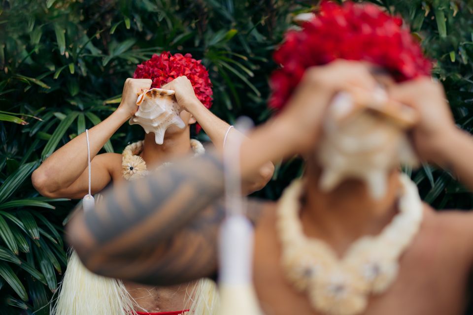 Oahu: Pa'ina Luau Waikiki at Waikiki Beach Marriott Resort - The performance arc: live music, hula, and the fire knife finale
