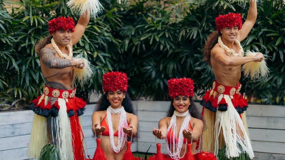 Oahu: Pa'ina Luau Waikiki at Waikiki Beach Marriott Resort - After the show: photos and meeting the cast