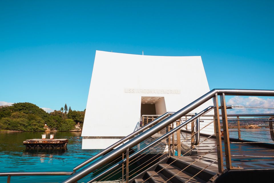 Oahu: Pearl Harbor, USS Arizona, and City Tour - Punchbowl Crater Cemetery: a place with real stillness