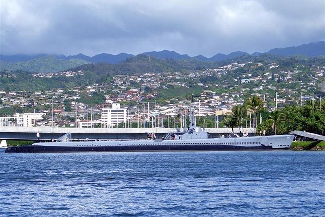 Oahu: Pearl Harbor USS Arizona Memorial - How to Act at a Memorial (And Why Your Guide Will Mention Etiquette)