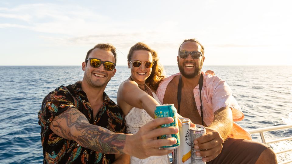 Oahu: Premium Waikiki Sunset Party Cruise with Live DJ - Friday night fireworks: best seats are a strategy