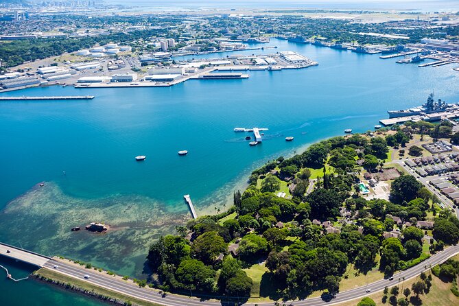 Pearl Harbor USS Arizona Memorial and Honolulu City Tour - Honolulu highlights: King Kamehameha statue and the Iolani Palace view