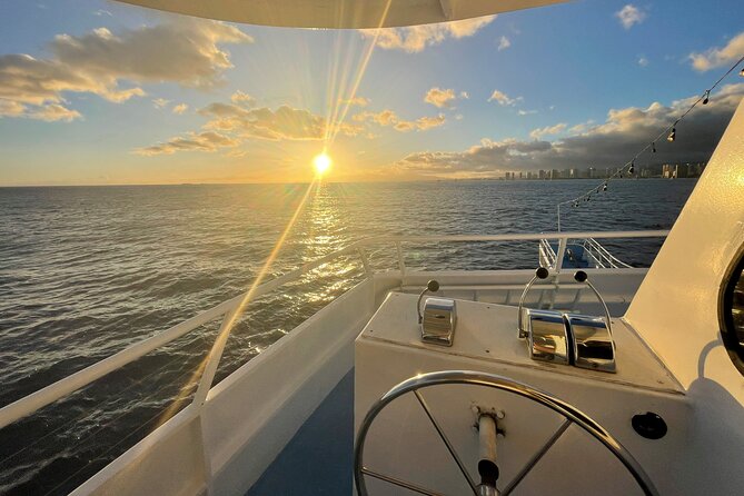 Sunset Dinner Cruise in Honolulu, Hawaii - Comfort, service, and the motion factor